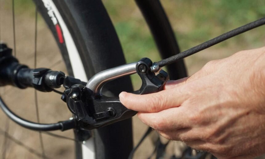 Jak naciągnąć linkę hamulca w rowerze